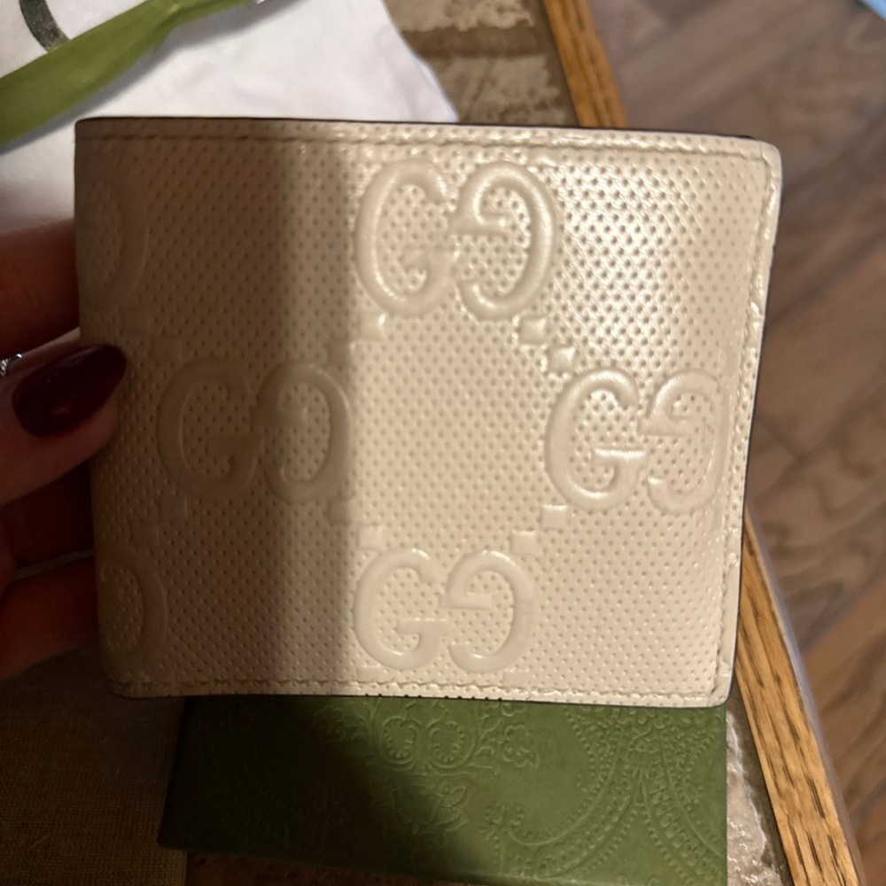 Gucci Embossed Cream Wallet - Picture 2 of 5